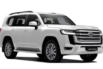 Toyota Land Cruiser 300 2025: 5-स्टार सुरक्षा, लग्ज़री फीचर्स और प्रीमियम SUV कीमत ₹1.5 करोड़ से शुरू