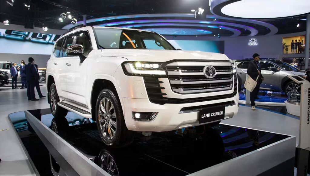 Toyota Land Cruiser 300 2025: 5-स्टार सुरक्षा, लग्ज़री फीचर्स और प्रीमियम SUV कीमत ₹1.5 करोड़ से शुरू