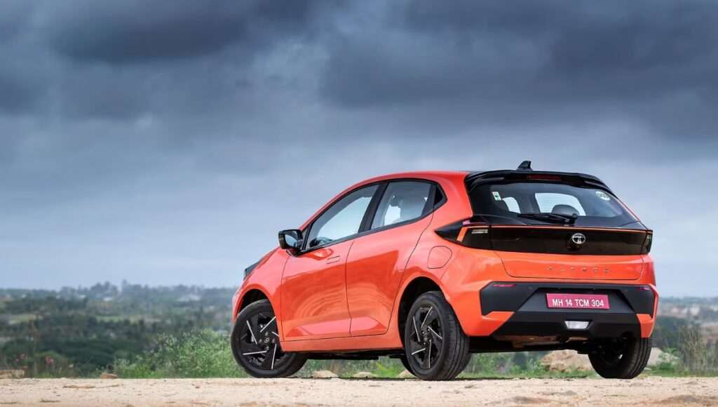 Tata Altroz: सिर्फ ₹6.65 लाख से शुरू, दमदार फीचर्स और 5-स्टार सेफ्टी वाली प्रीमियम हैचबैक