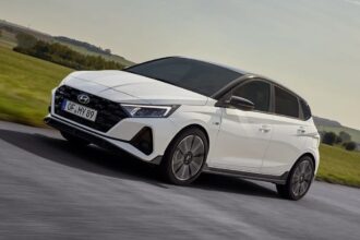 Hyundai i20: सिर्फ ₹8.5 लाख में स्टाइलिश हचबैक, 87bhp पावर और 10.25” टचस्क्रीन