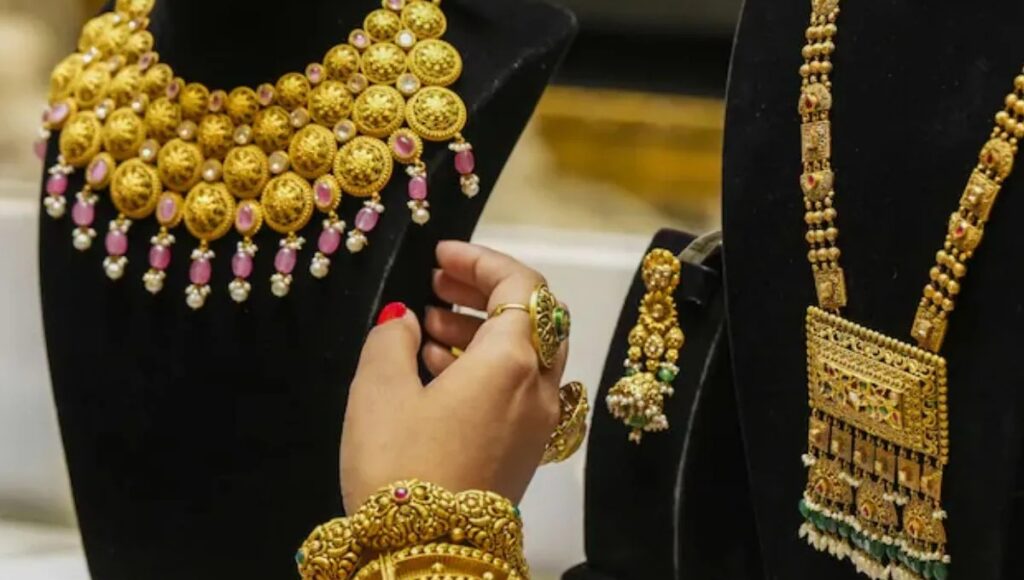 Gold का नया रिकॉर्ड: 1,21,000 रुपये के पार पहुंचा भाव, जानें क्यों बढ़ी इतनी तेजी