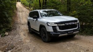 Toyota Land Cruiser 300: ताकत, भरोसे और शाही सफर की असली पहचान